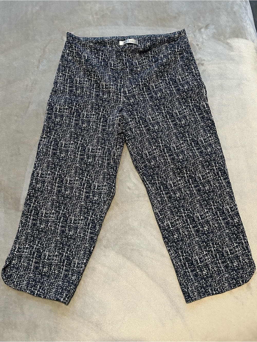 Textured Black & White Pull-On Cropped Capris